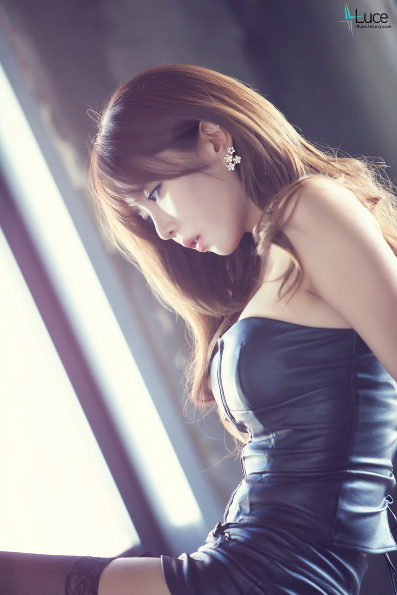 [网络收集] 韩国MODEL许允美--性感黑丝+皮衣